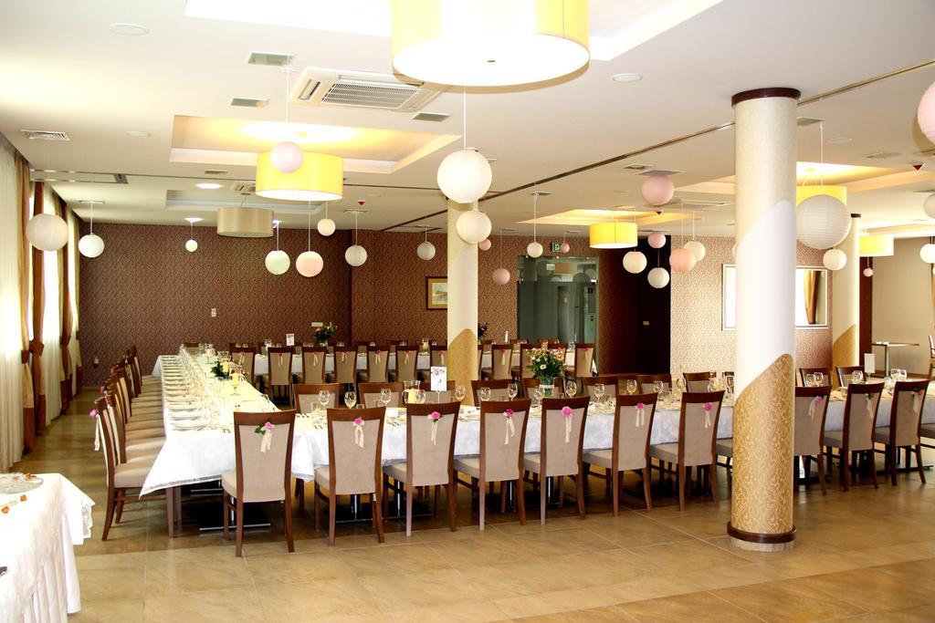 Hotel Austeria Conference & Spa Цехоцинек Экстерьер фото